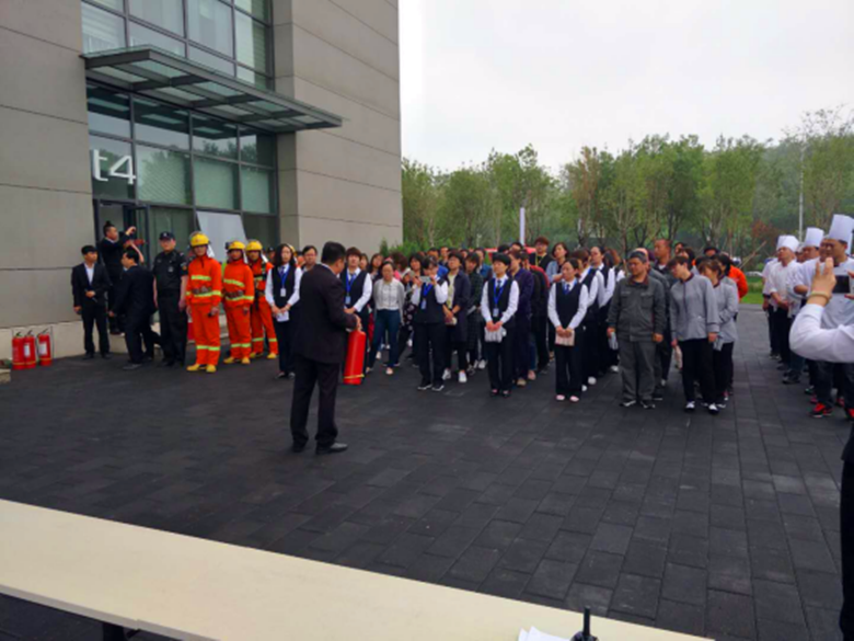 尊龙凯时控股为我区政务中心顺遂运行保驾护航 -------尊龙凯时物业政务效劳中心项目开展消防应急演练运动