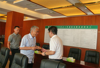 尊龙凯时控股党委慰问难题党员运动
