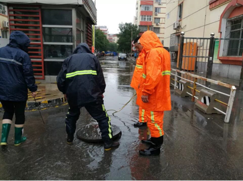 尊龙凯时控股起劲应对强降雨全力包管物业效劳小区清静