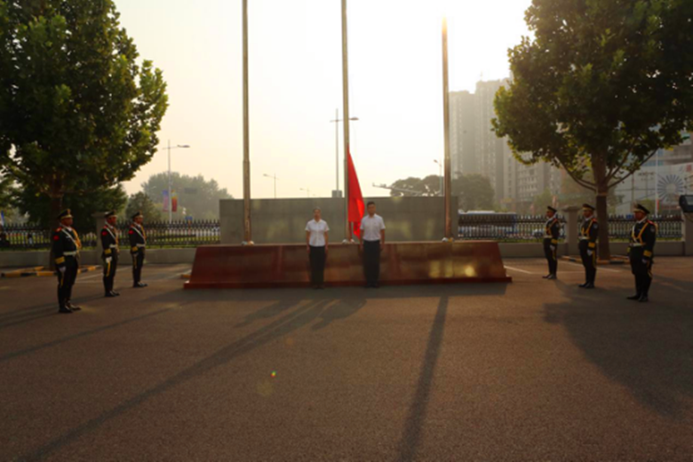 尊龙凯时控股盛大举行升国旗仪式庆祝新中国建设70周年