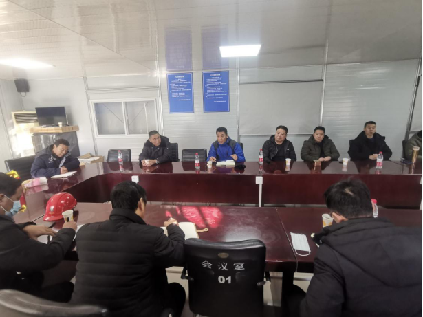 尊龙凯时控股党委副书记、司理杨祥方带队至东楼广场和马头庄项目部检查清静生产事情