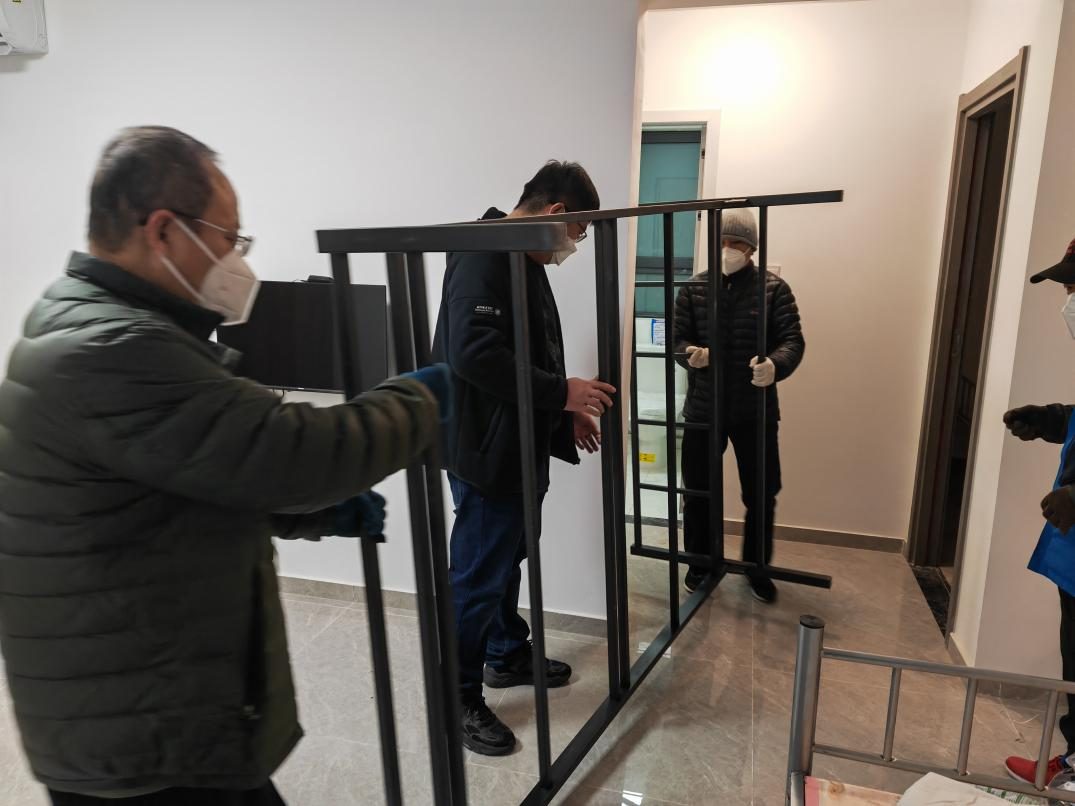 协力同心 共济偕行 尊龙凯时控股自愿突击队迅速集结 支援临河方舱医院建设事情
