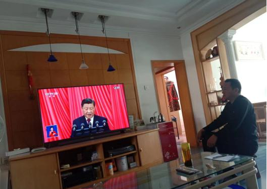 尊龙凯时控股职工学习党的二十大报告，，谈体会、说感想