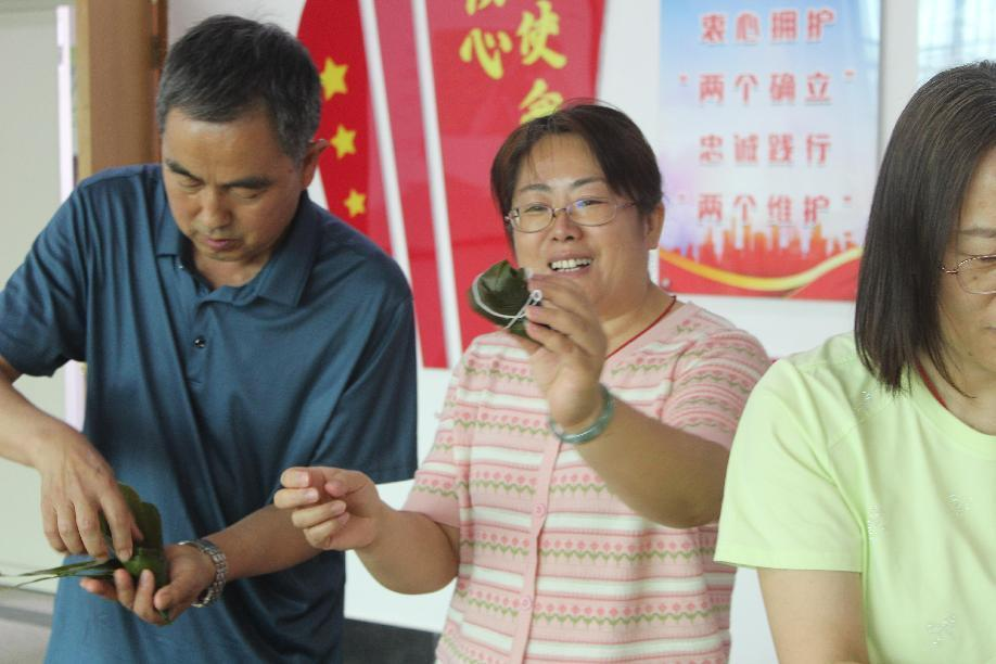 迎端午佳节 品民族文化 尊龙凯时控股所属物资公司开展端午节包粽子运动
